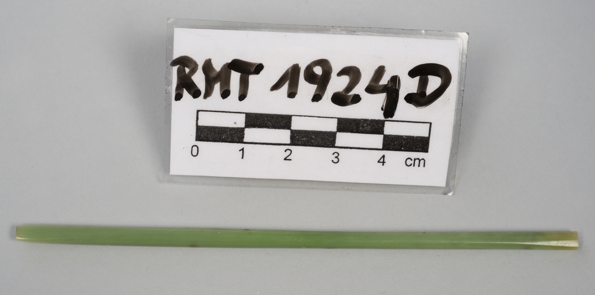 Manikyrsett med opprinnelig tolv deler i tillegg til etuiet. Etuiet har en kjerne av papp, dekket av kunstig skinn. Trykklås av metall. Etuiet kan brettes helt ut, endeveggene er stive. Innsiden har dekke av lys brungrønn fløyel, hver side har holder til tre deler av manikyrsettet. Jadegrønn finish på de ulike manikyrdelene.