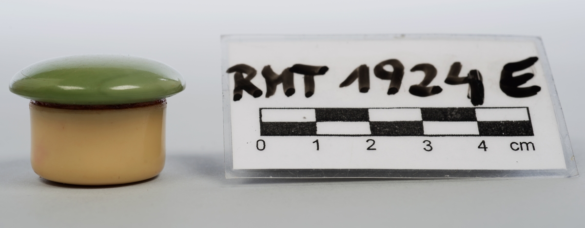 Manikyrsett med opprinnelig tolv deler i tillegg til etuiet. Etuiet har en kjerne av papp, dekket av kunstig skinn. Trykklås av metall. Etuiet kan brettes helt ut, endeveggene er stive. Innsiden har dekke av lys brungrønn fløyel, hver side har holder til tre deler av manikyrsettet. Jadegrønn finish på de ulike manikyrdelene.