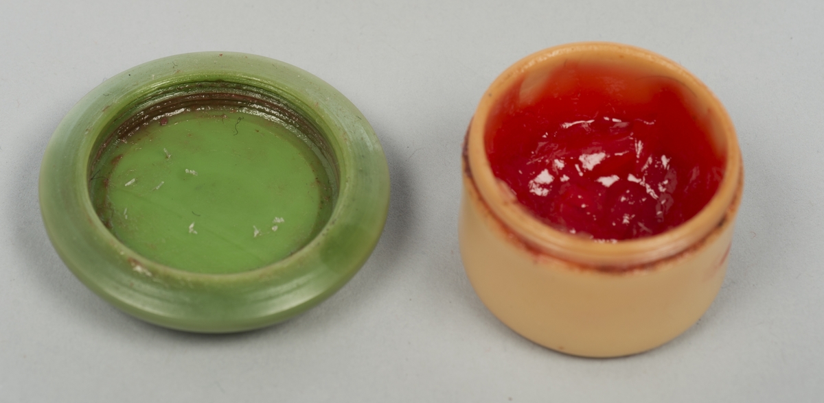 Manikyrsett med opprinnelig tolv deler i tillegg til etuiet. Etuiet har en kjerne av papp, dekket av kunstig skinn. Trykklås av metall. Etuiet kan brettes helt ut, endeveggene er stive. Innsiden har dekke av lys brungrønn fløyel, hver side har holder til tre deler av manikyrsettet. Jadegrønn finish på de ulike manikyrdelene.