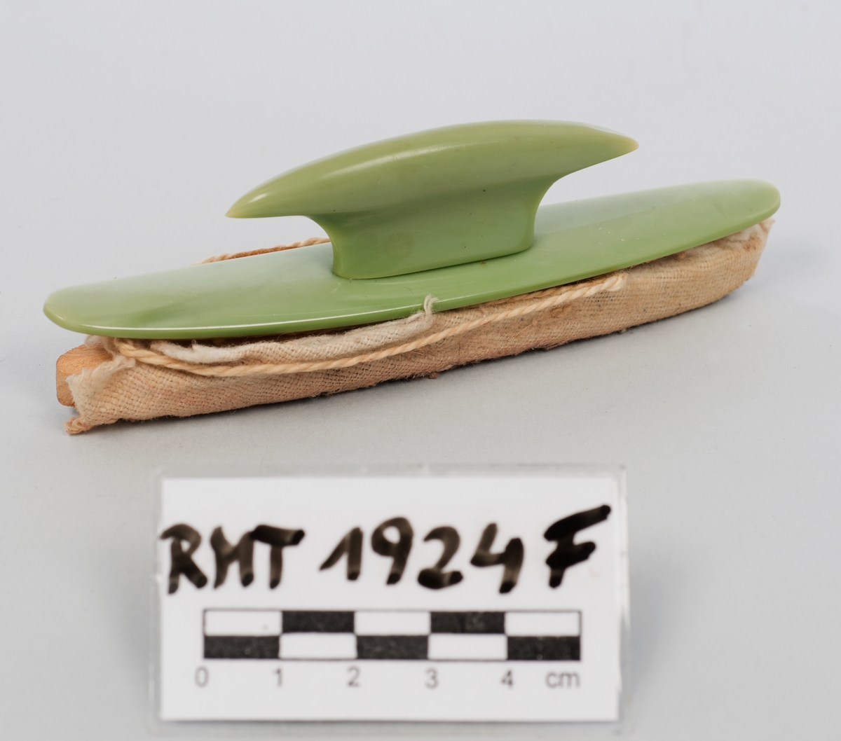 Manikyrsett med opprinnelig tolv deler i tillegg til etuiet. Etuiet har en kjerne av papp, dekket av kunstig skinn. Trykklås av metall. Etuiet kan brettes helt ut, endeveggene er stive. Innsiden har dekke av lys brungrønn fløyel, hver side har holder til tre deler av manikyrsettet. Jadegrønn finish på de ulike manikyrdelene.