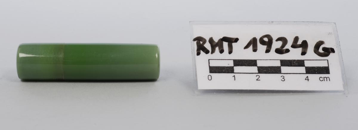 Manikyrsett med opprinnelig tolv deler i tillegg til etuiet. Etuiet har en kjerne av papp, dekket av kunstig skinn. Trykklås av metall. Etuiet kan brettes helt ut, endeveggene er stive. Innsiden har dekke av lys brungrønn fløyel, hver side har holder til tre deler av manikyrsettet. Jadegrønn finish på de ulike manikyrdelene.