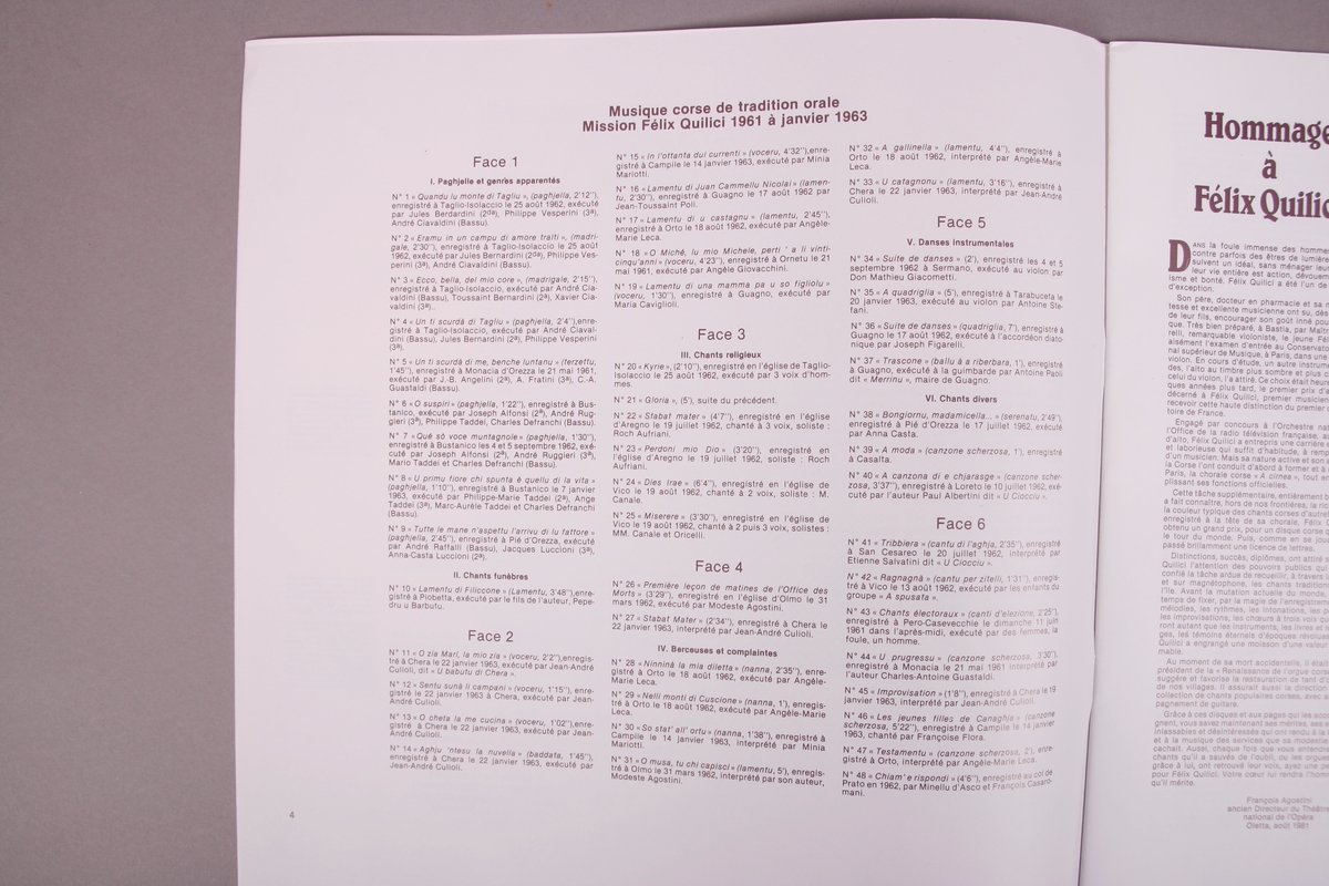 Plateomslag i form av en eske i oransje stoff, tre grammofonplater i svart vinyl som ligger i papirlommer, samt et hefte. I tillegg et klistremerke inne i  esken.