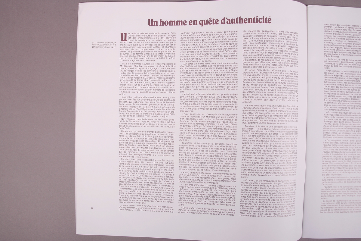 Plateomslag i form av en eske i oransje stoff, tre grammofonplater i svart vinyl som ligger i papirlommer, samt et hefte. I tillegg et klistremerke inne i  esken.