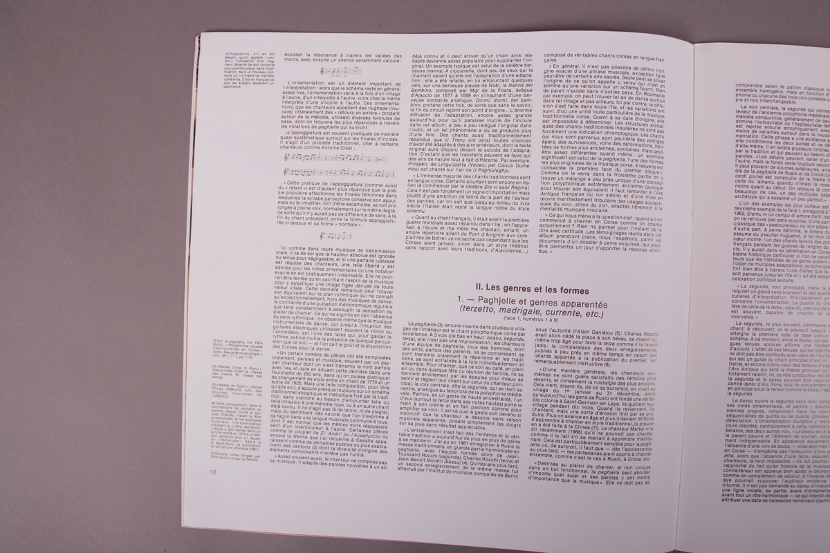 Plateomslag i form av en eske i oransje stoff, tre grammofonplater i svart vinyl som ligger i papirlommer, samt et hefte. I tillegg et klistremerke inne i  esken.