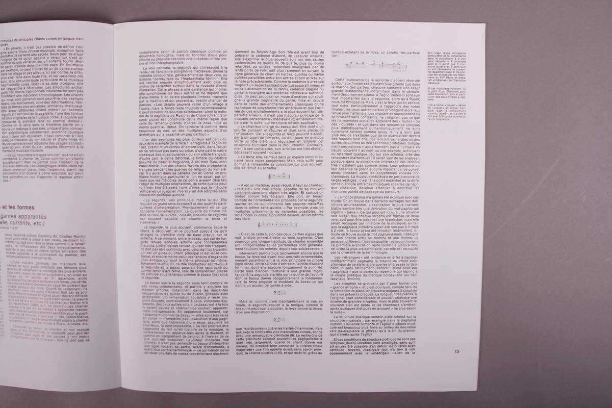 Plateomslag i form av en eske i oransje stoff, tre grammofonplater i svart vinyl som ligger i papirlommer, samt et hefte. I tillegg et klistremerke inne i  esken.