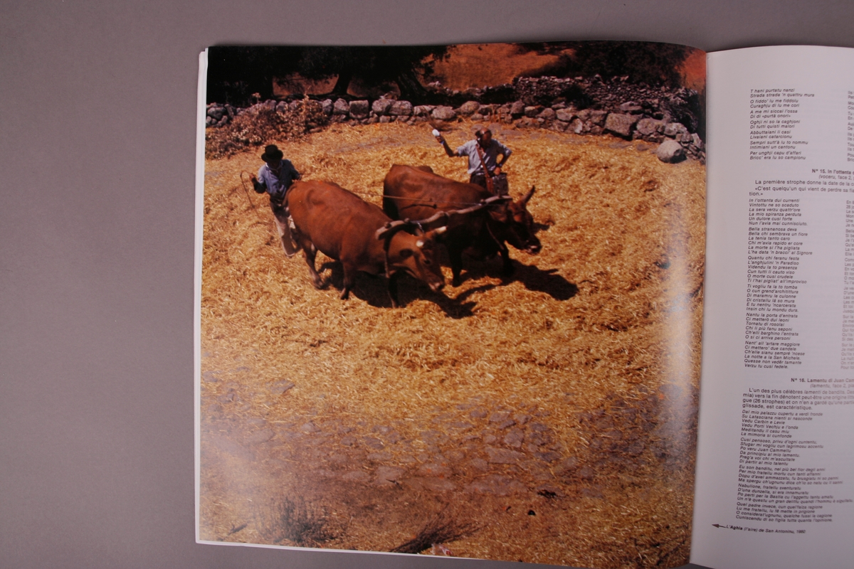 Plateomslag i form av en eske i oransje stoff, tre grammofonplater i svart vinyl som ligger i papirlommer, samt et hefte. I tillegg et klistremerke inne i  esken.