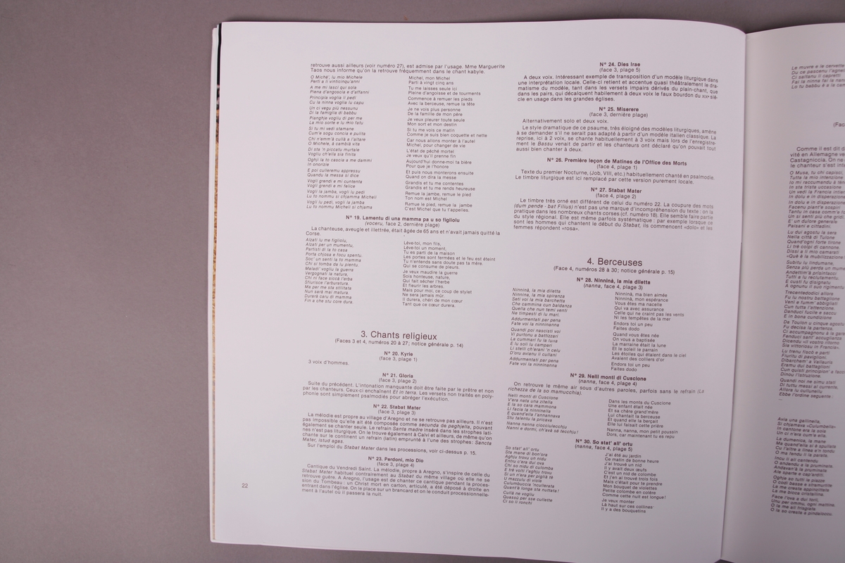 Plateomslag i form av en eske i oransje stoff, tre grammofonplater i svart vinyl som ligger i papirlommer, samt et hefte. I tillegg et klistremerke inne i  esken.