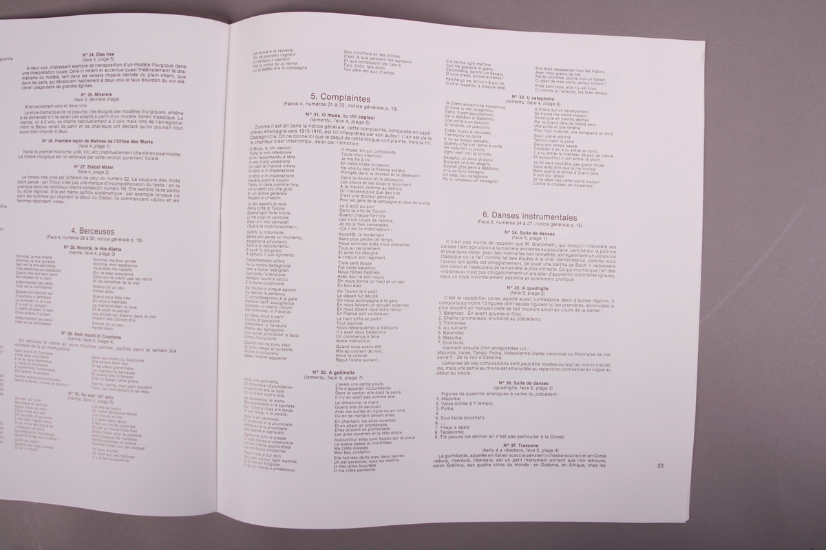 Plateomslag i form av en eske i oransje stoff, tre grammofonplater i svart vinyl som ligger i papirlommer, samt et hefte. I tillegg et klistremerke inne i  esken.