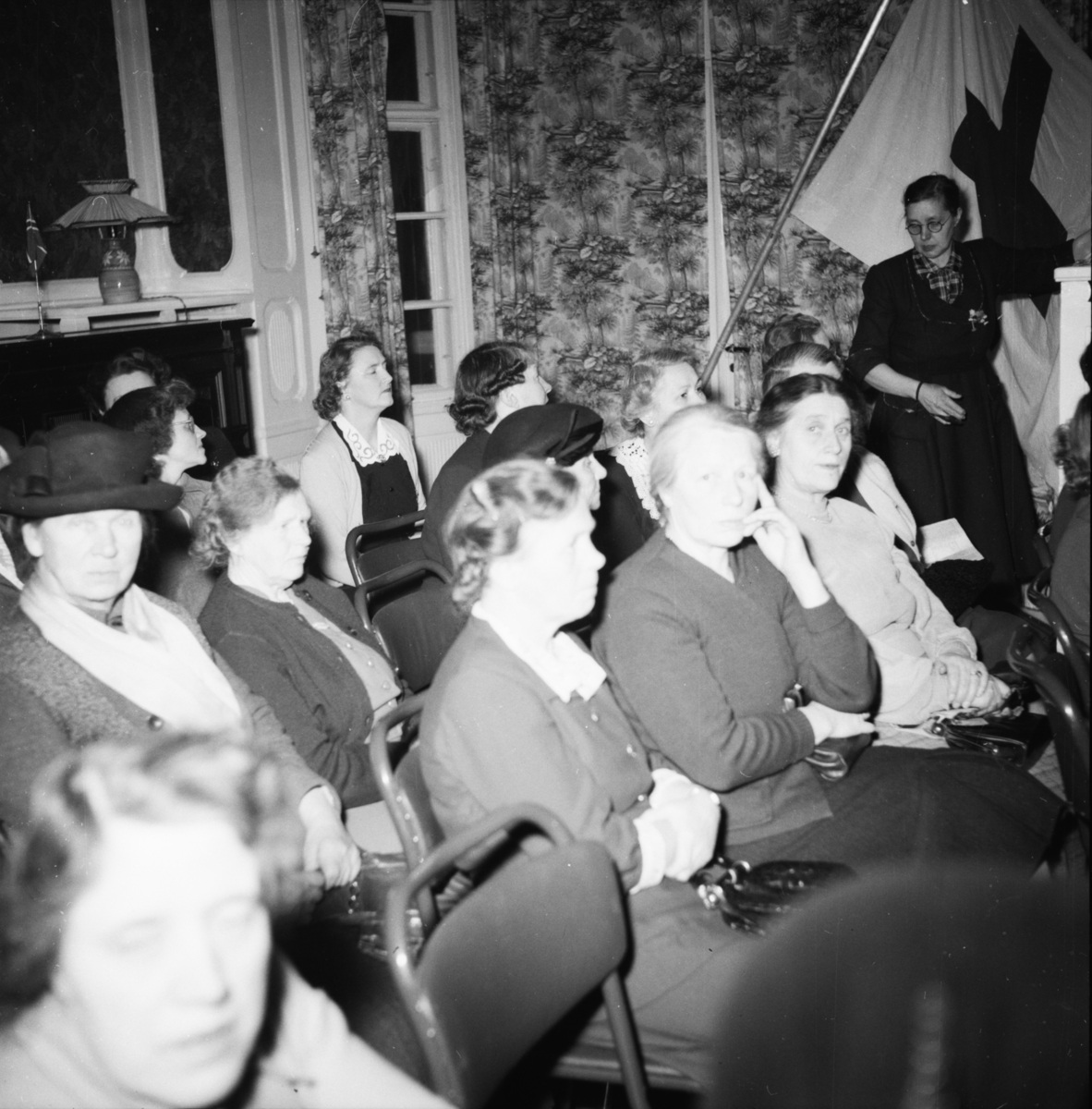Vardens arkiv. "Røde Kors arr. Flyktningbarn. Odd Fellow"  22.02.1954