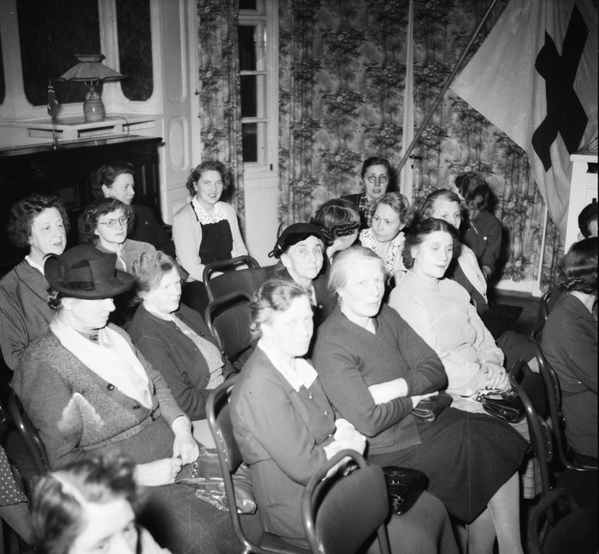 Vardens arkiv. "Røde Kors arr. Flyktningbarn. Odd Fellow"  22.02.1954
