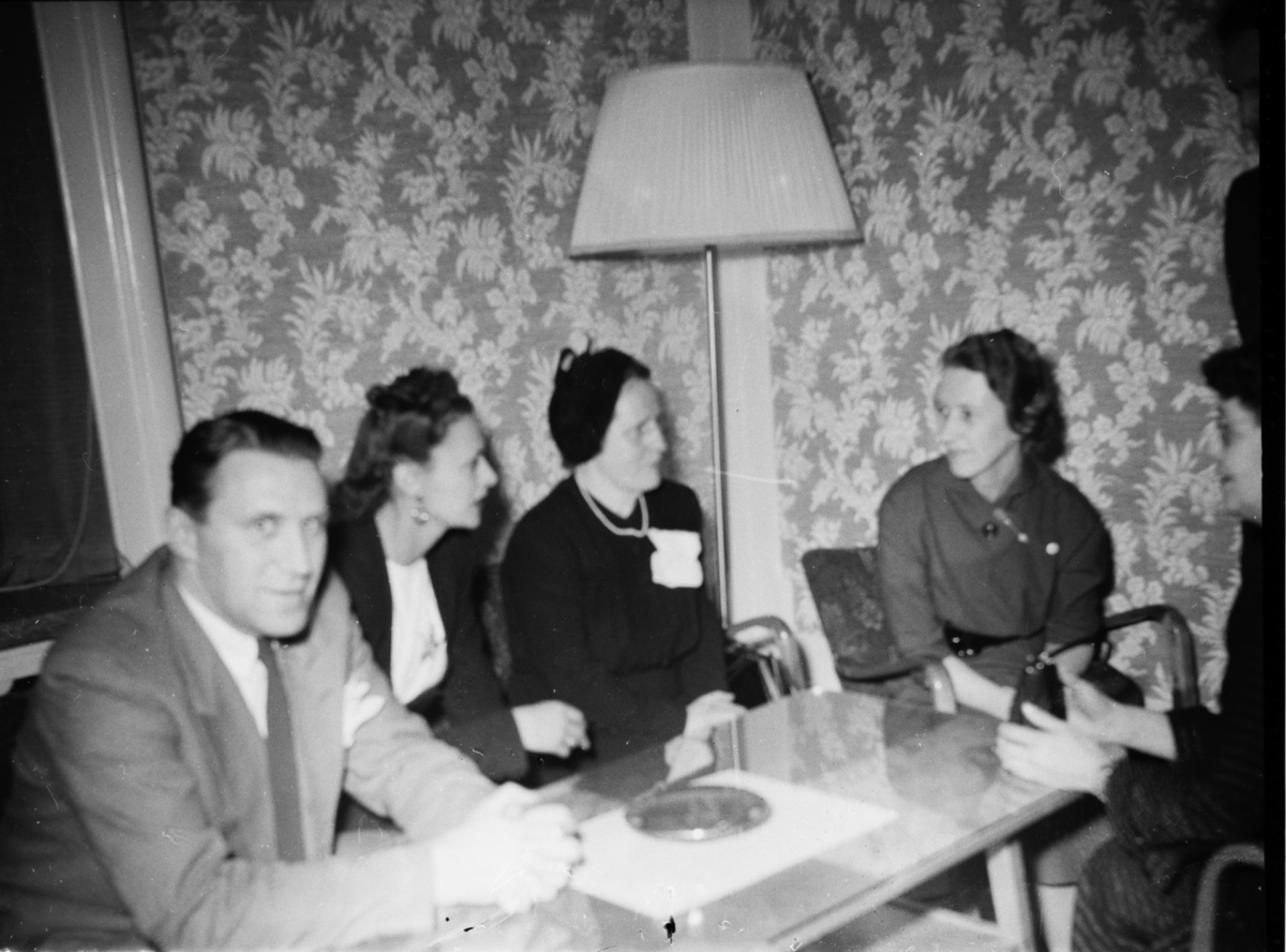 Vardens arkiv. "Røde Kors arr. Flyktningbarn. Odd Fellow"  22.02.1954