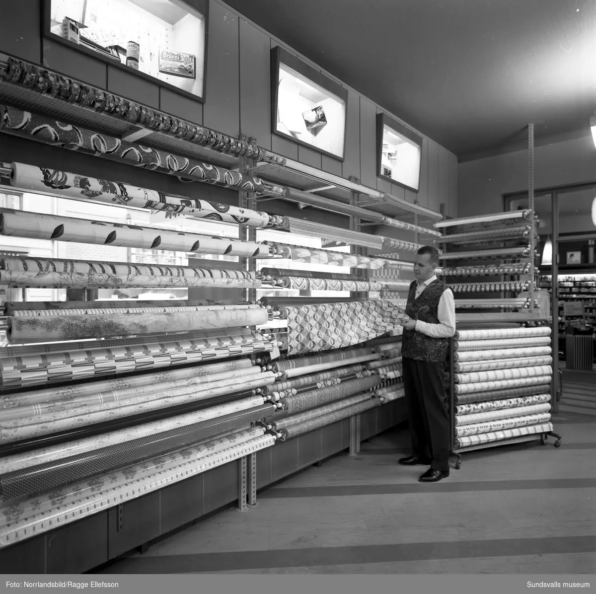 Strömbergs färghandel 100 år. Bilder inför jubileet, interiörer med personal och kunder samt exteriörbild.