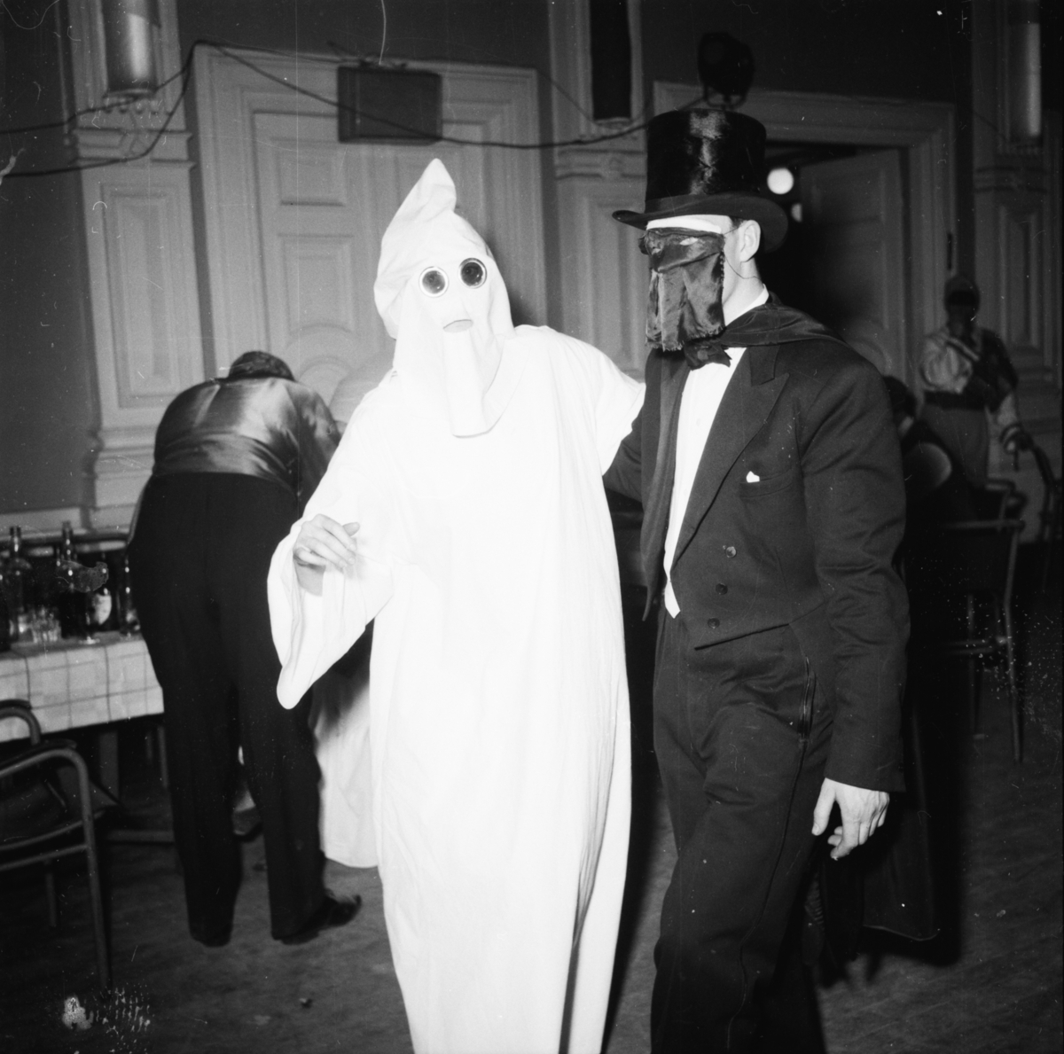 Vardens arkiv. "Byfor. arrangerer karneval i Festiviteten"  20.02.1954