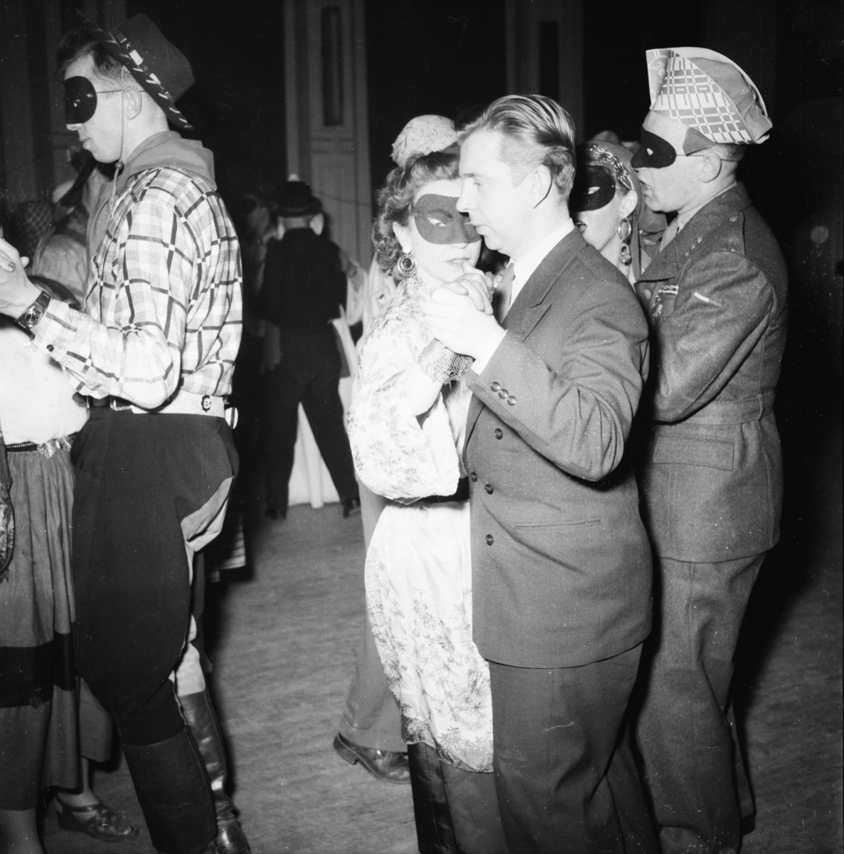 Vardens arkiv. "Byfor. arrangerer karneval i Festiviteten"  20.02.1954