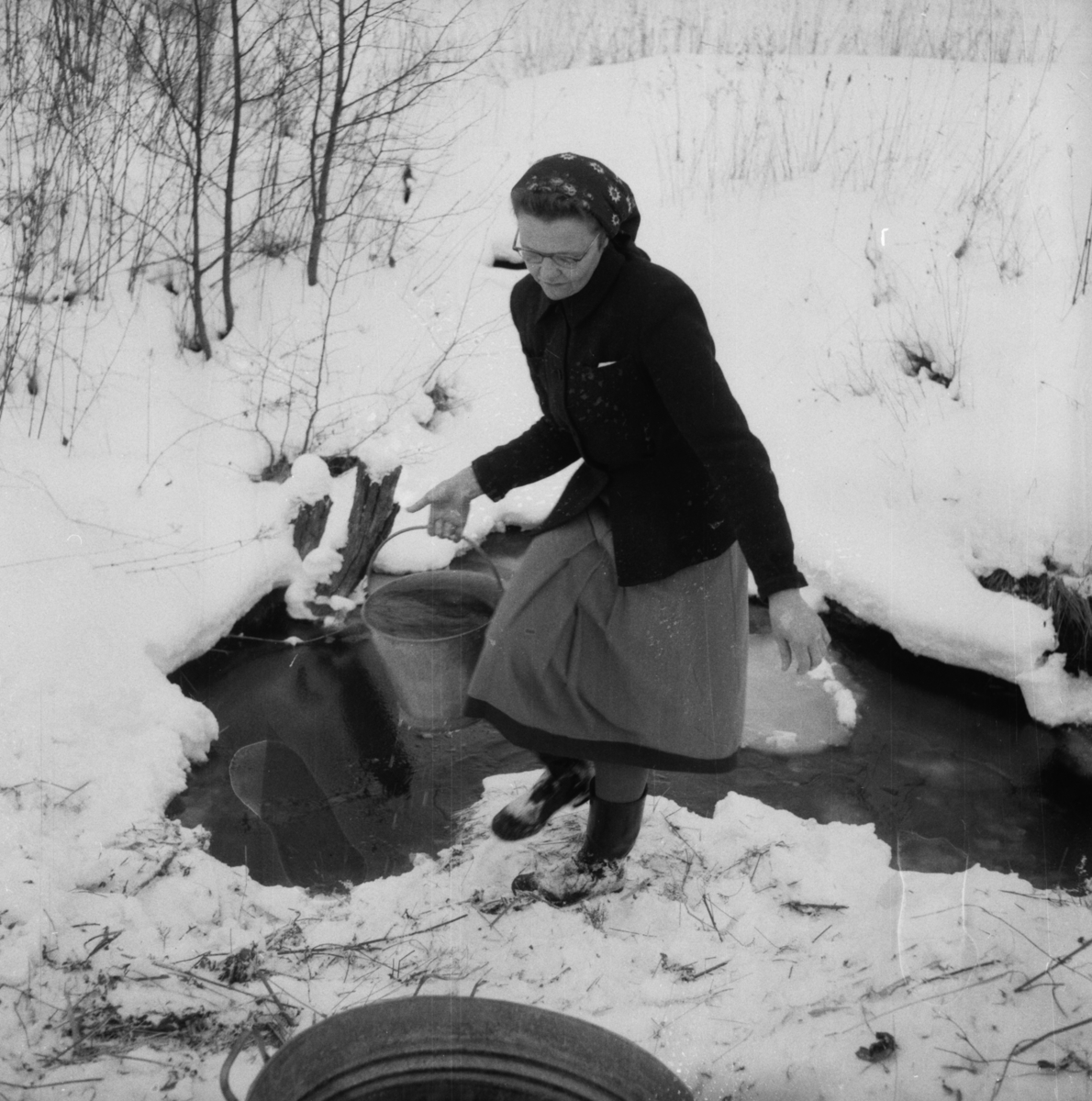 Vardens arkiv. "Håpløse vannforhold på Jøntvedt"  18.02.1954