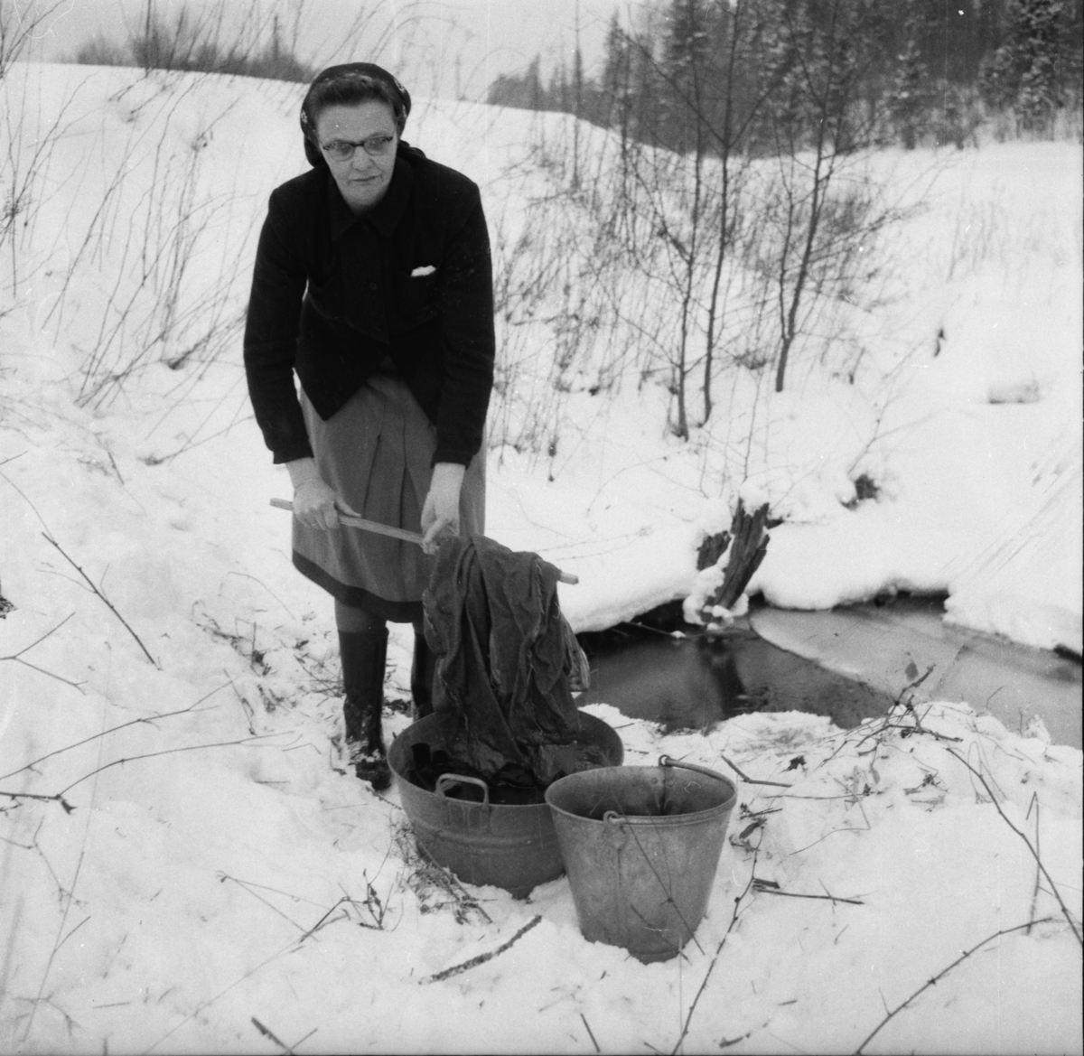 Vardens arkiv. "Håpløse vannforhold på Jøntvedt"  18.02.1954