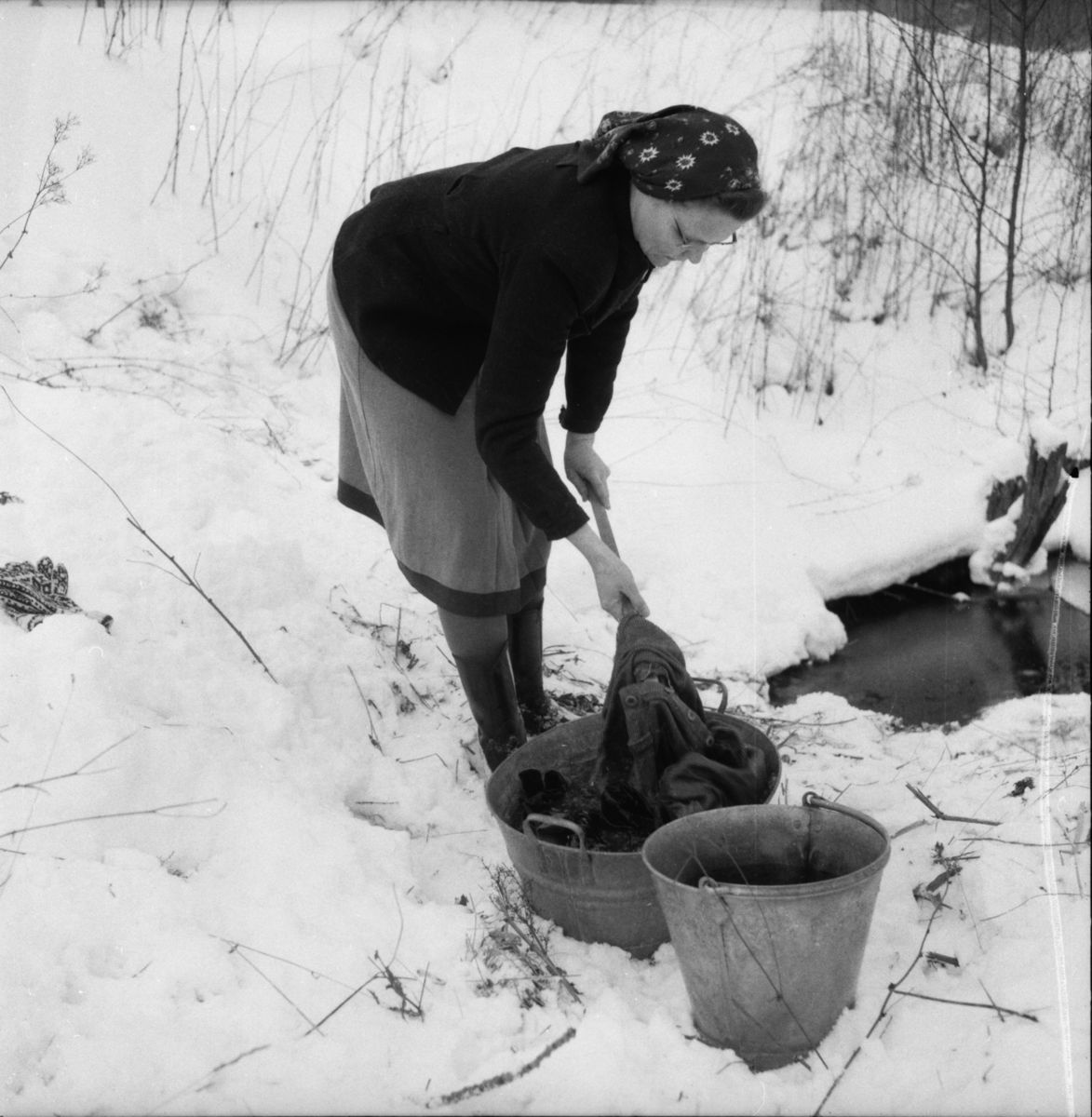 Vardens arkiv. "Håpløse vannforhold på Jøntvedt"  18.02.1954