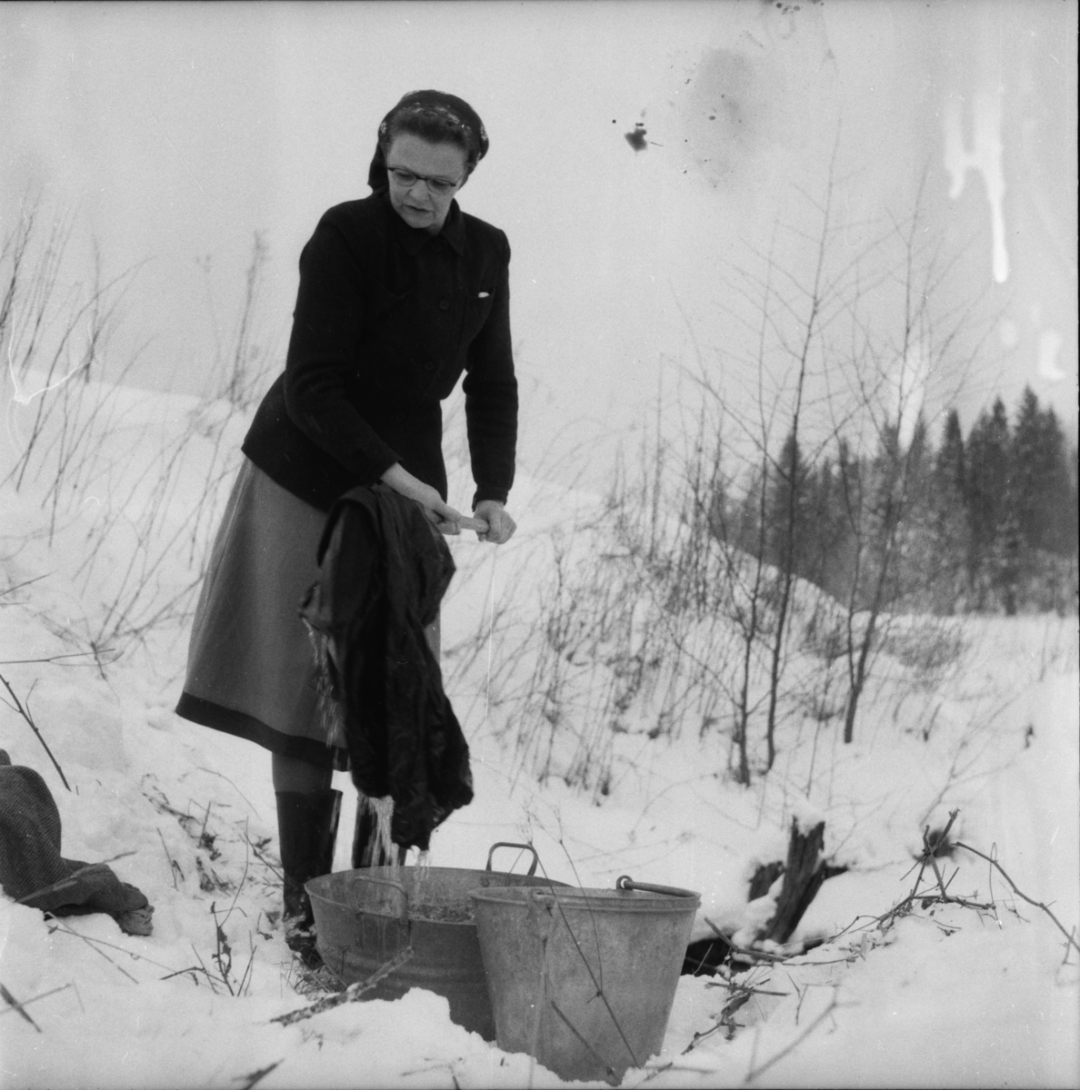 Vardens arkiv. "Håpløse vannforhold på Jøntvedt"  18.02.1954