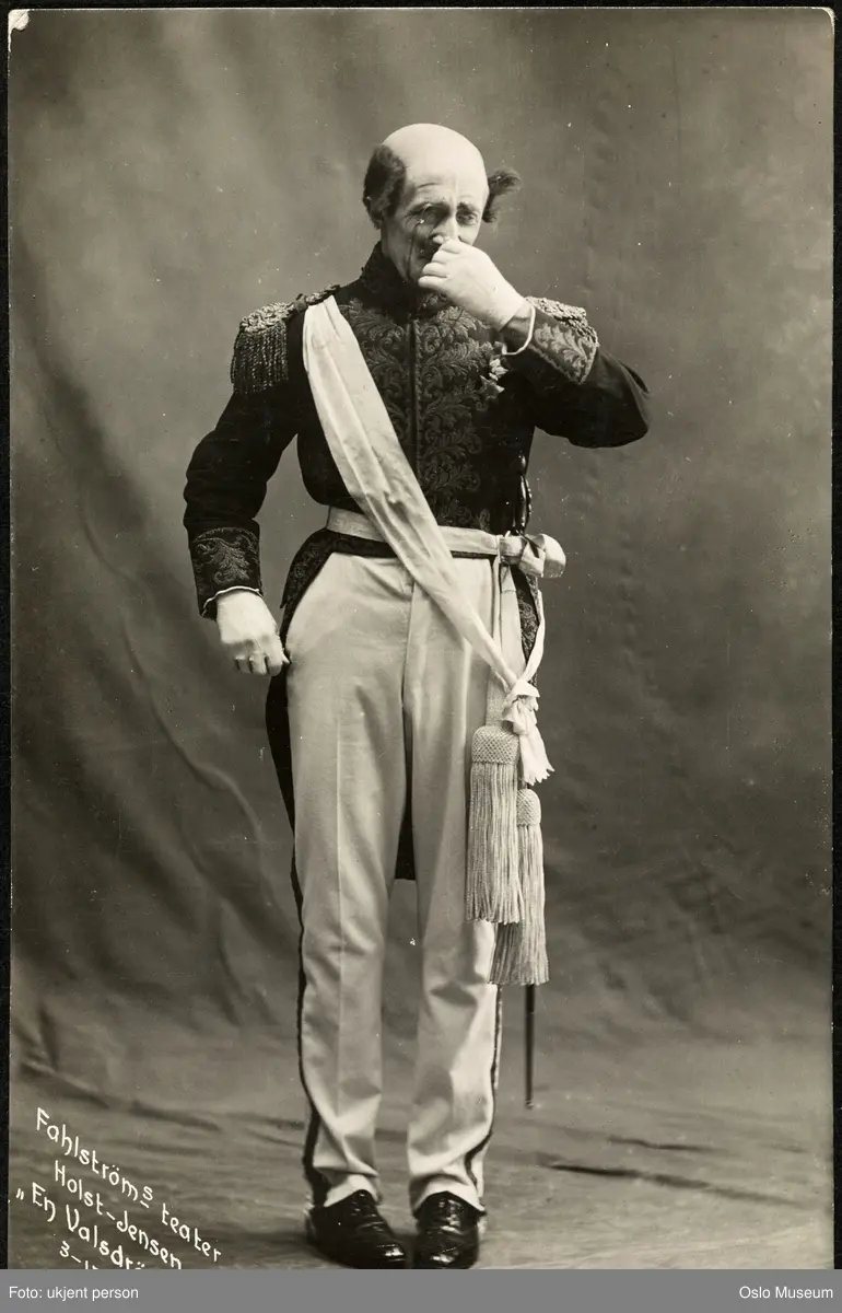portrett, mann, skuespiller, rollebilde, "En Valsdrøm" på Fahlstrøms Theater, stående helfigur, kostyme