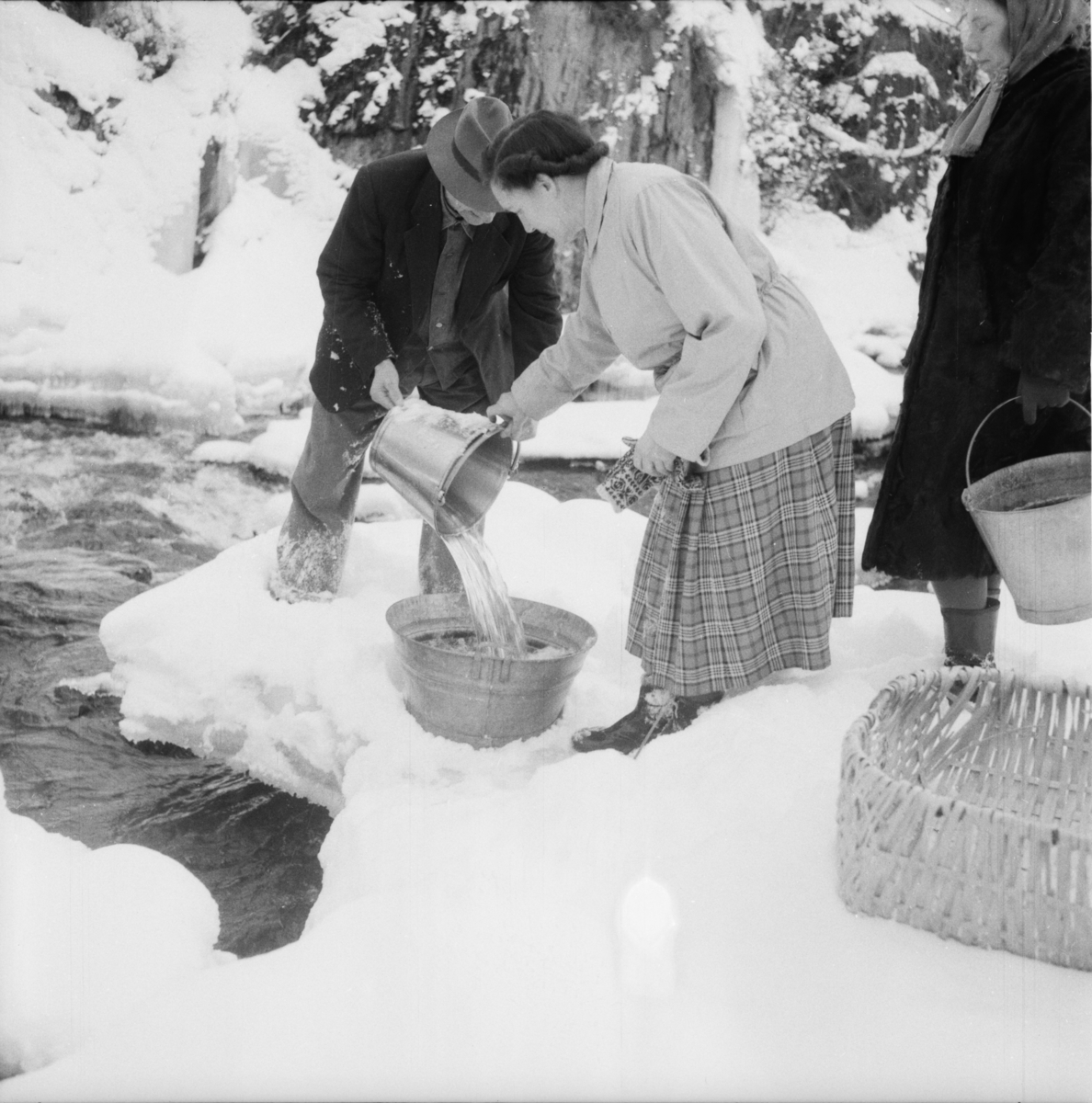 Vardens arkiv. "Håpløse vannforhold på Jøntvedt"  18.02.1954
