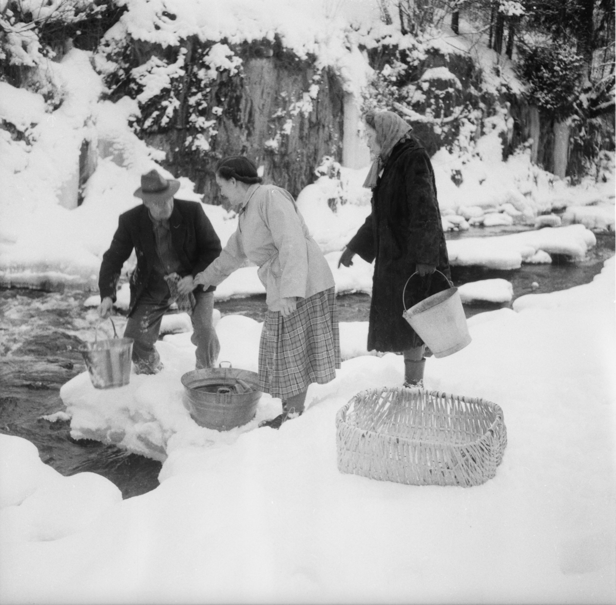 Vardens arkiv. "Håpløse vannforhold på Jøntvedt"  18.02.1954