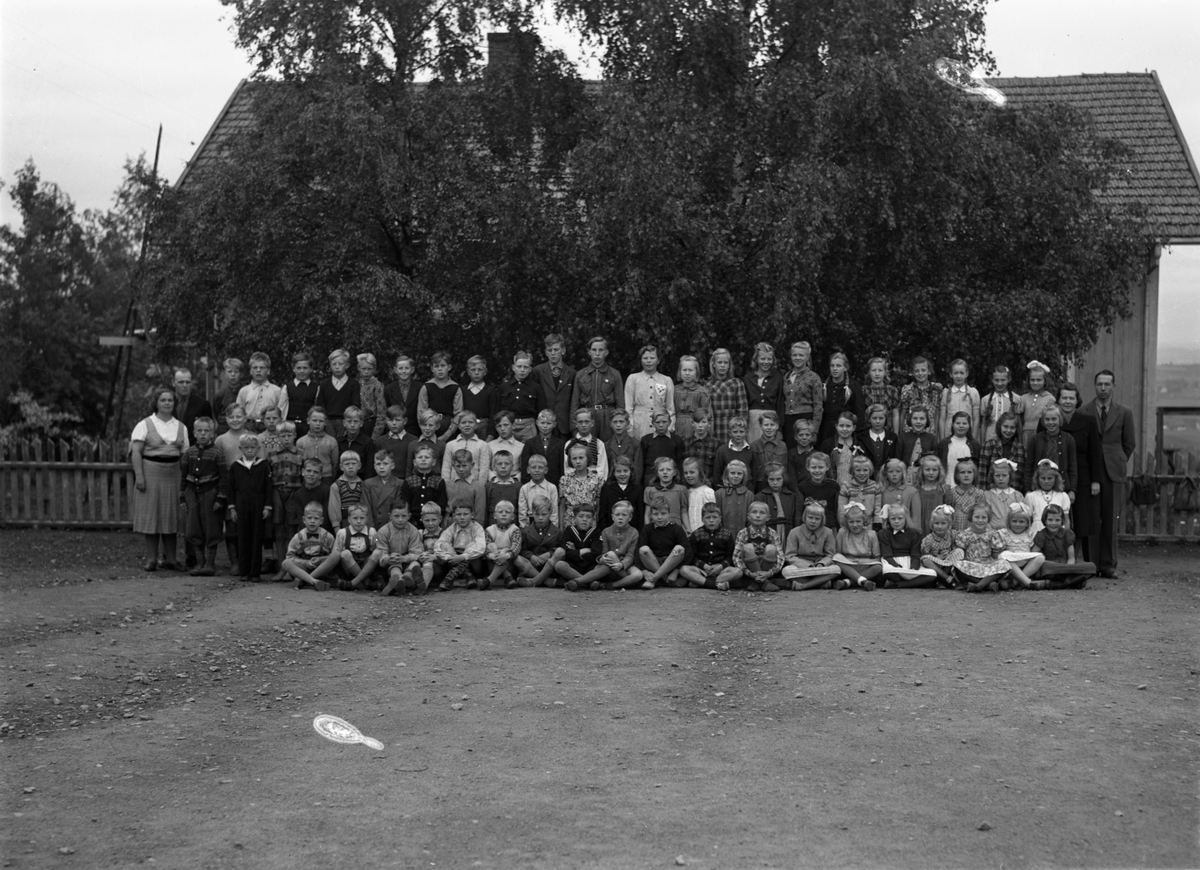 Skolebilde fra Vilberg skole, Ø.Toten, juni 1947. Ni bilder der personene er nummerert på nr. 8 (tilsvarer bilde nr. 1 og 2), mens nr. 9 er navneliste. Bilde 1 og 2 er identiske, mens det er en marginal endring på bildene 3-7 ift. de to første. Det gjelder blandt guttene som står lengst til venstre ved sida av Iris Hågård, der nummer 42 på bildet med nummer synes ikke å være med på de fem siste.