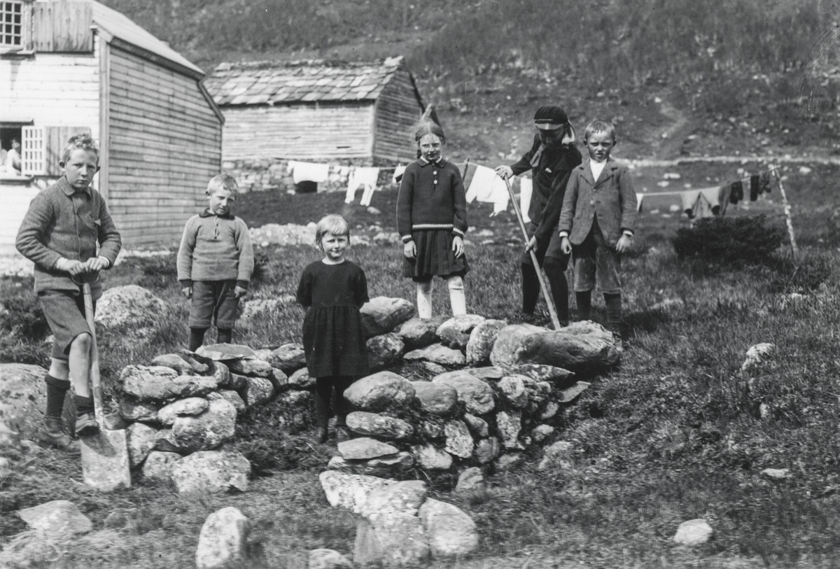 Ei gruppe born på ein støl i Valldalen