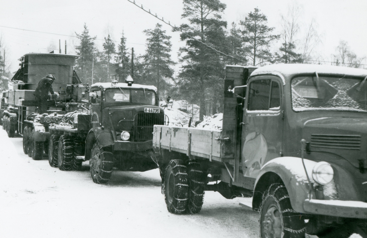 Transformator på veg til Hemsedal.Til høgre Mercedes-Benz lastebil til Statens Vegvesen.bak denA-44735 en tidligere militær Mack lastebil 1942 mod som tilhørte Fritjof Kristiansen spedisjon,Nylandsveien 20, Oslo
bilde er tatt av Thorbjørn Pedersen.