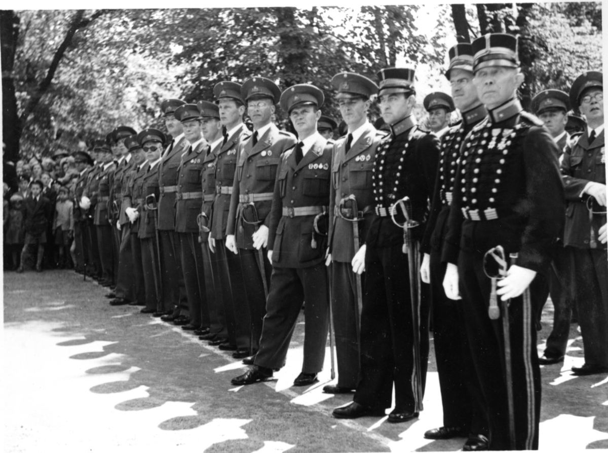 Jubileum 50 års, A 6. Rådhusparken, regementsofficerare.