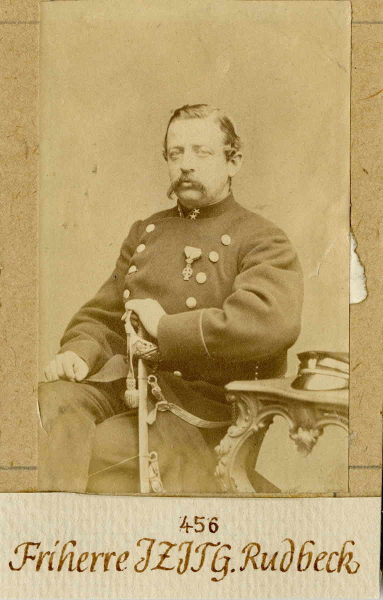 Porträtt av Johan Zacharias Josua Ture Gustaf Rudbeck, major vid Andra livgardet I 2.
Se även bild AMA.0008361.