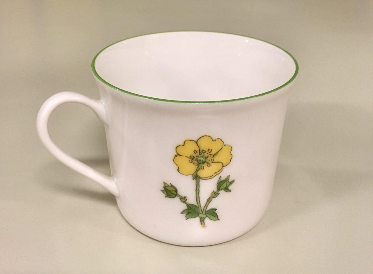 To asjetter, ett tefat og en kopp i hvitt porselen med grønn kant fra Porsgunds Fjellflora-serie. Blomsterdekor i grønt, gult og lilla.

To asjetter, ett tefat og to kopper i hvitt porselen med gullkant fra Bavaria-Germany. Motivet ligner Porsgrunds motiv, men ikke ren kopi.