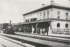 Fotot är taget före stationshusets ombyggnad, färdig 1911. Loket är 