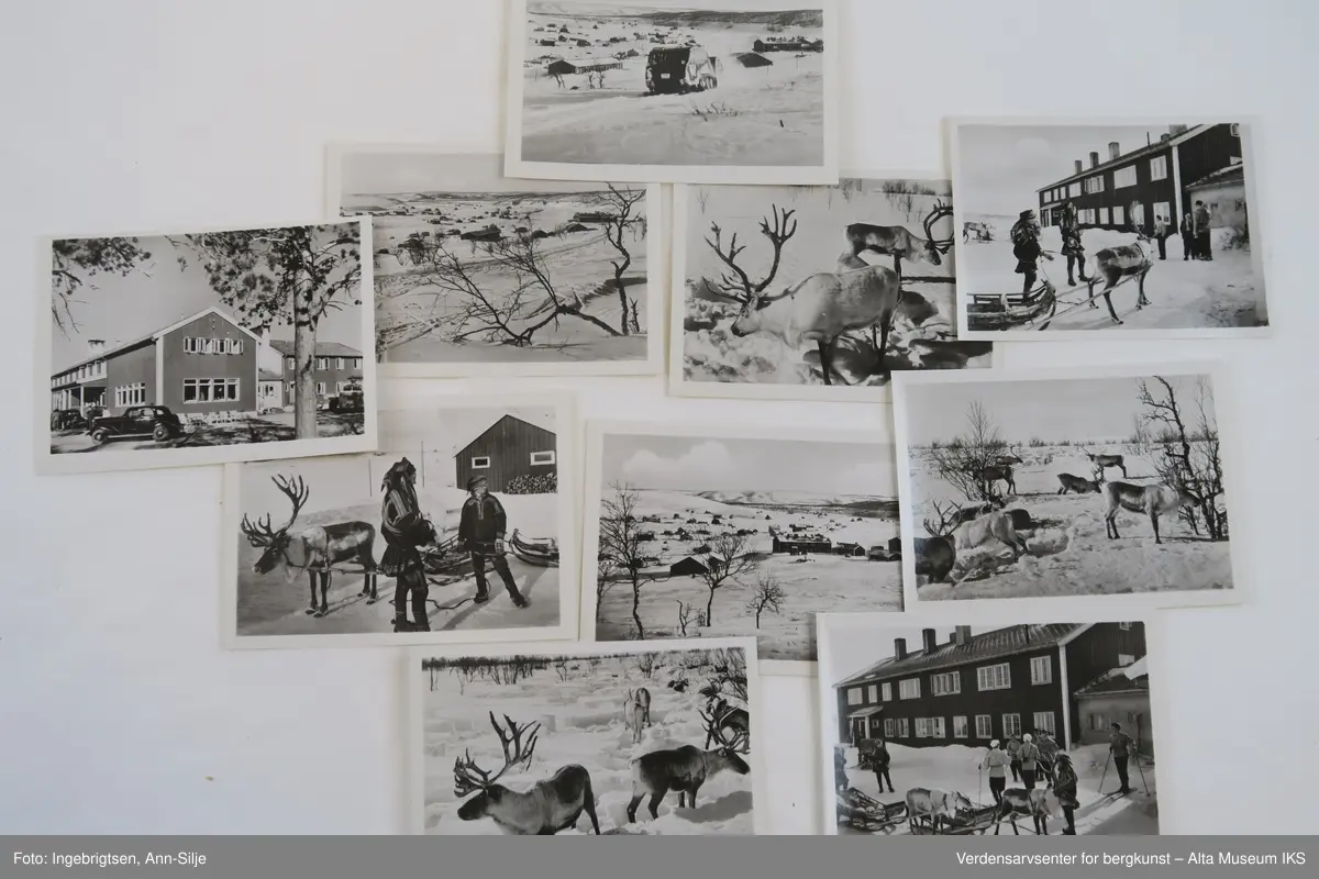 Tre ulike bildesamlinger fra Nord-Norge.
Gjenstand A: 20 fotografiske kopier i sort-hvitt fra strekningen Lyngen-Kirkenes. Det er bilder av både gjestgiveri(som var en del av A/S Nord-Norsk Hotelldrift) og landskap. 
Gjenstand B: 10 fotografiske kort i farger som henger sammen som en remse med perforering mellom hvert av kortene. Bildene viser utvalgte motiv fra hele Nord-Norge fra Svartisen i sør til Nordkapp.
Gjenstand C: En konvolutt med 10 fotokopier i sort-hvitt av motiver fra strekningen Alta-Kautokeino. Ni av motivene er tatt om vinteren og viser reindrift om vinteren i strålende sol.