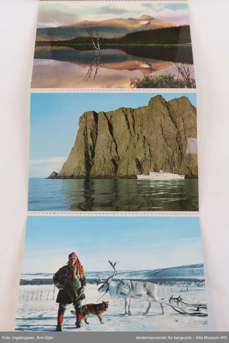 Tre ulike bildesamlinger fra Nord-Norge.
Gjenstand A: 20 fotografiske kopier i sort-hvitt fra strekningen Lyngen-Kirkenes. Det er bilder av både gjestgiveri(som var en del av A/S Nord-Norsk Hotelldrift) og landskap. 
Gjenstand B: 10 fotografiske kort i farger som henger sammen som en remse med perforering mellom hvert av kortene. Bildene viser utvalgte motiv fra hele Nord-Norge fra Svartisen i sør til Nordkapp.
Gjenstand C: En konvolutt med 10 fotokopier i sort-hvitt av motiver fra strekningen Alta-Kautokeino. Ni av motivene er tatt om vinteren og viser reindrift om vinteren i strålende sol.