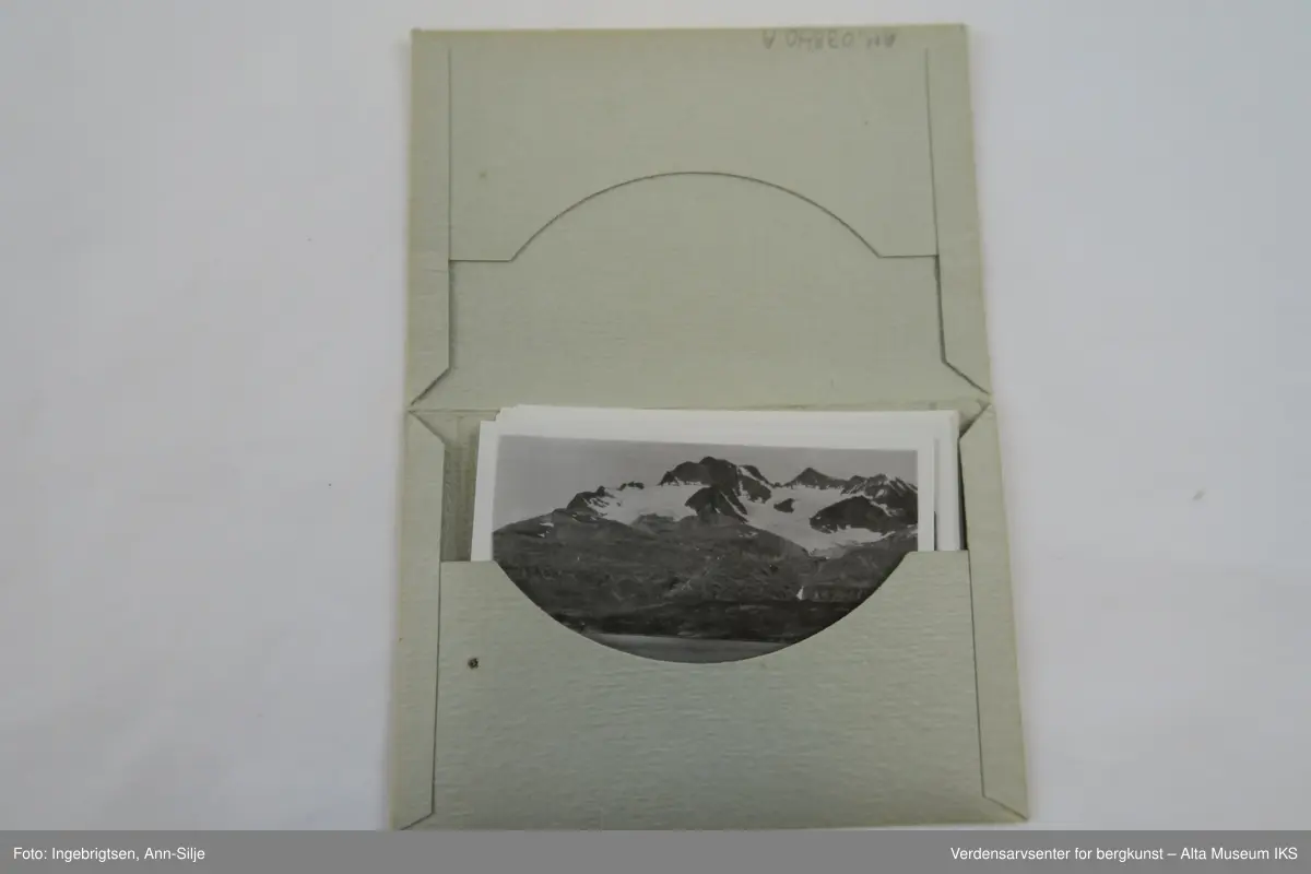 Tre ulike bildesamlinger fra Nord-Norge.
Gjenstand A: 20 fotografiske kopier i sort-hvitt fra strekningen Lyngen-Kirkenes. Det er bilder av både gjestgiveri(som var en del av A/S Nord-Norsk Hotelldrift) og landskap. 
Gjenstand B: 10 fotografiske kort i farger som henger sammen som en remse med perforering mellom hvert av kortene. Bildene viser utvalgte motiv fra hele Nord-Norge fra Svartisen i sør til Nordkapp.
Gjenstand C: En konvolutt med 10 fotokopier i sort-hvitt av motiver fra strekningen Alta-Kautokeino. Ni av motivene er tatt om vinteren og viser reindrift om vinteren i strålende sol.