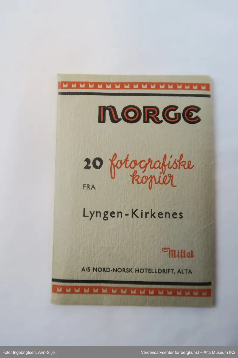 Tre ulike bildesamlinger fra Nord-Norge.
Gjenstand A: 20 fotografiske kopier i sort-hvitt fra strekningen Lyngen-Kirkenes. Det er bilder av både gjestgiveri(som var en del av A/S Nord-Norsk Hotelldrift) og landskap. 
Gjenstand B: 10 fotografiske kort i farger som henger sammen som en remse med perforering mellom hvert av kortene. Bildene viser utvalgte motiv fra hele Nord-Norge fra Svartisen i sør til Nordkapp.
Gjenstand C: En konvolutt med 10 fotokopier i sort-hvitt av motiver fra strekningen Alta-Kautokeino. Ni av motivene er tatt om vinteren og viser reindrift om vinteren i strålende sol.