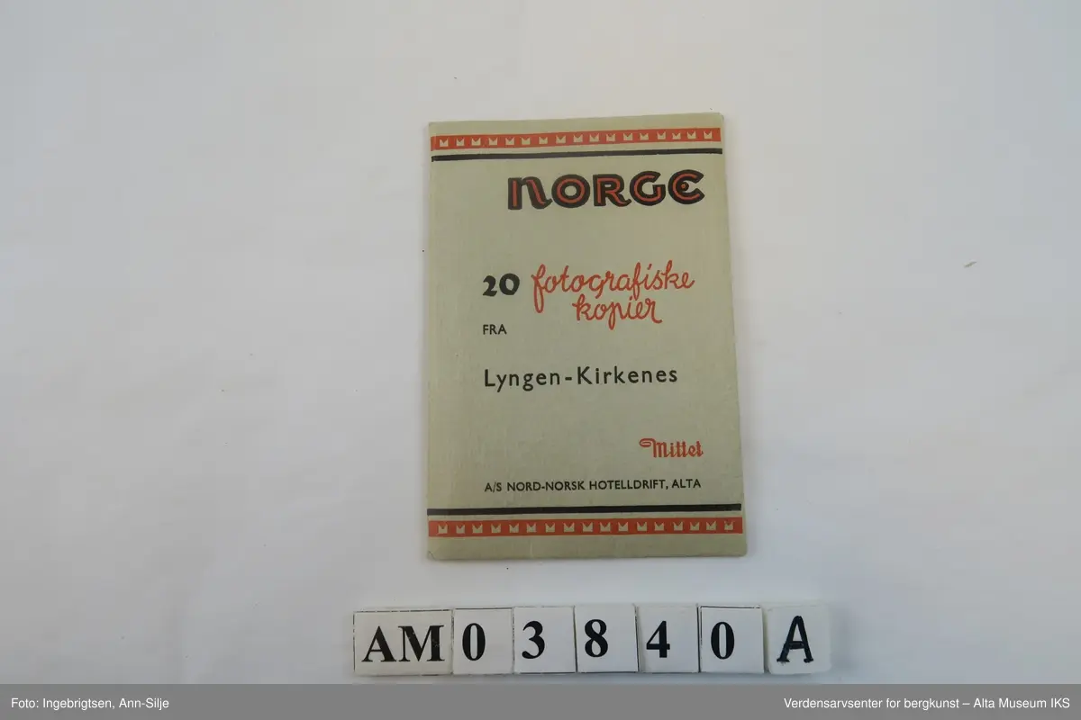 Tre ulike bildesamlinger fra Nord-Norge.
Gjenstand A: 20 fotografiske kopier i sort-hvitt fra strekningen Lyngen-Kirkenes. Det er bilder av både gjestgiveri(som var en del av A/S Nord-Norsk Hotelldrift) og landskap. 
Gjenstand B: 10 fotografiske kort i farger som henger sammen som en remse med perforering mellom hvert av kortene. Bildene viser utvalgte motiv fra hele Nord-Norge fra Svartisen i sør til Nordkapp.
Gjenstand C: En konvolutt med 10 fotokopier i sort-hvitt av motiver fra strekningen Alta-Kautokeino. Ni av motivene er tatt om vinteren og viser reindrift om vinteren i strålende sol.