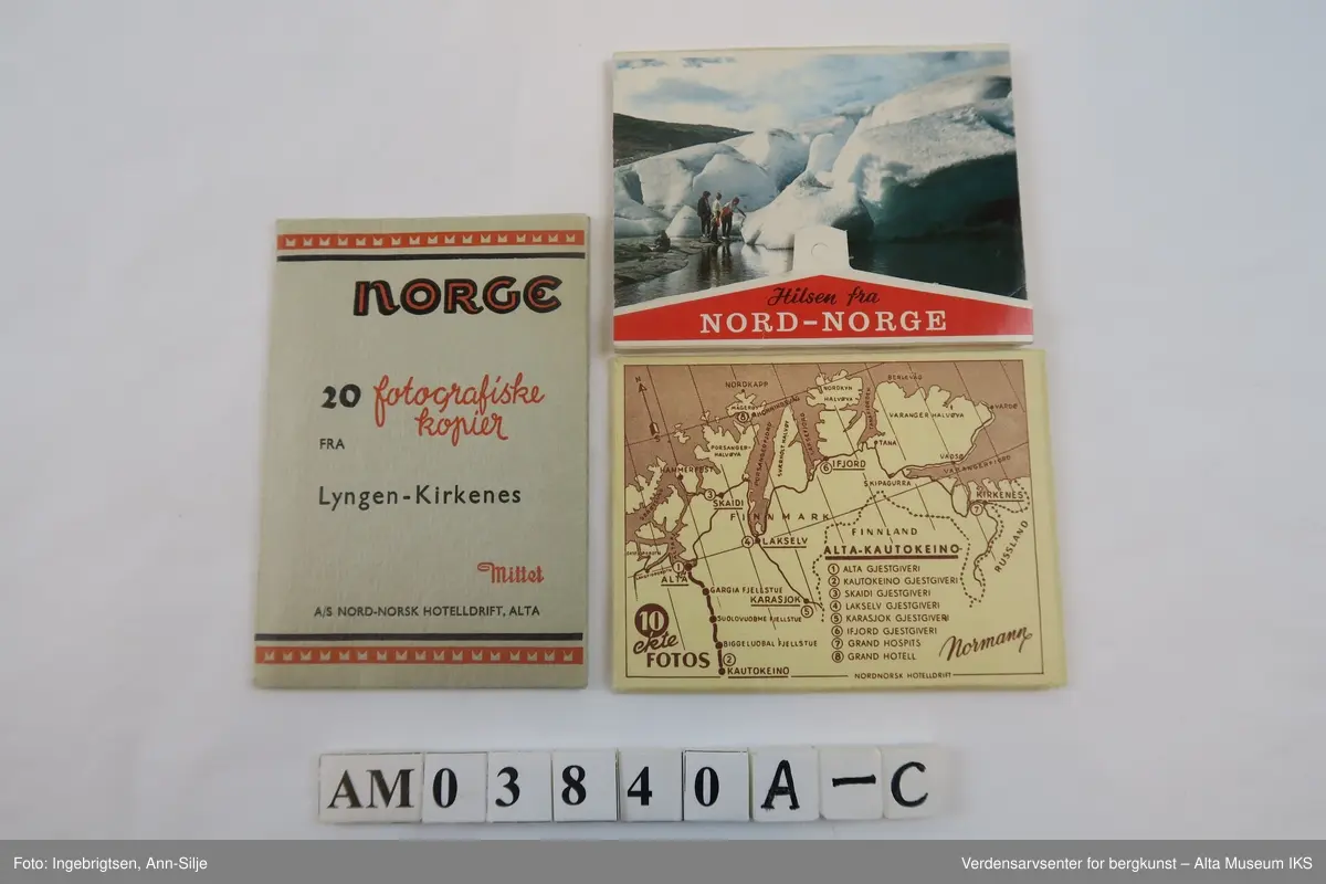 Tre ulike bildesamlinger fra Nord-Norge.
Gjenstand A: 20 fotografiske kopier i sort-hvitt fra strekningen Lyngen-Kirkenes. Det er bilder av både gjestgiveri(som var en del av A/S Nord-Norsk Hotelldrift) og landskap. 
Gjenstand B: 10 fotografiske kort i farger som henger sammen som en remse med perforering mellom hvert av kortene. Bildene viser utvalgte motiv fra hele Nord-Norge fra Svartisen i sør til Nordkapp.
Gjenstand C: En konvolutt med 10 fotokopier i sort-hvitt av motiver fra strekningen Alta-Kautokeino. Ni av motivene er tatt om vinteren og viser reindrift om vinteren i strålende sol.