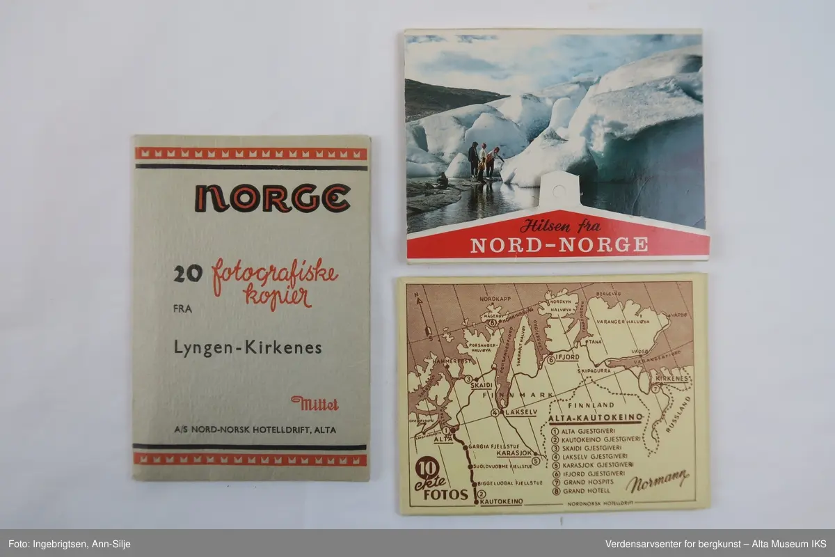 Tre ulike bildesamlinger fra Nord-Norge.
Gjenstand A: 20 fotografiske kopier i sort-hvitt fra strekningen Lyngen-Kirkenes. Det er bilder av både gjestgiveri(som var en del av A/S Nord-Norsk Hotelldrift) og landskap. 
Gjenstand B: 10 fotografiske kort i farger som henger sammen som en remse med perforering mellom hvert av kortene. Bildene viser utvalgte motiv fra hele Nord-Norge fra Svartisen i sør til Nordkapp.
Gjenstand C: En konvolutt med 10 fotokopier i sort-hvitt av motiver fra strekningen Alta-Kautokeino. Ni av motivene er tatt om vinteren og viser reindrift om vinteren i strålende sol.