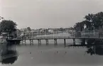 Gångbron över Systraströmmen från Rotundan till Västerport. Uppbyggd i anledning av Hantverksutställningen 1927.