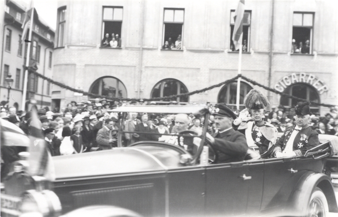 Gustav V och landshövding J. Falk lämnar Larmtorget efter att Vasabrunnen invigts i en Buick 1924-1925 Master Touring.