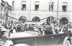 Gustav V och landshövding J. Falk lämnar Larmtorget efter att Vasabrunnen invigts i en Buick 1924-1925 Master Touring.