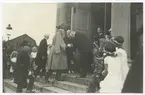 Gustav V på väg in i Kalmar domkyrka ingång från V. Sjögatan med prosten Erland Björk och landshövding John Falck.