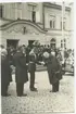 Gustav V anländer till Kalmar för att inviga Vasabrunnen på Larmtorget.