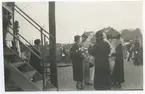 Arvprins Gustaf Adolf och prinsessan Sibylla vid avfärden till Öland, sommaren 1936.
Polisaspirant G Johansson i bakgrunden.