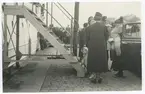 Prinsessan Sibylla med prinsessan Margaretha vid Ölandshamnen (Ölandskajen).
Chauffören heter Ohlsson.
Augusti 1936.