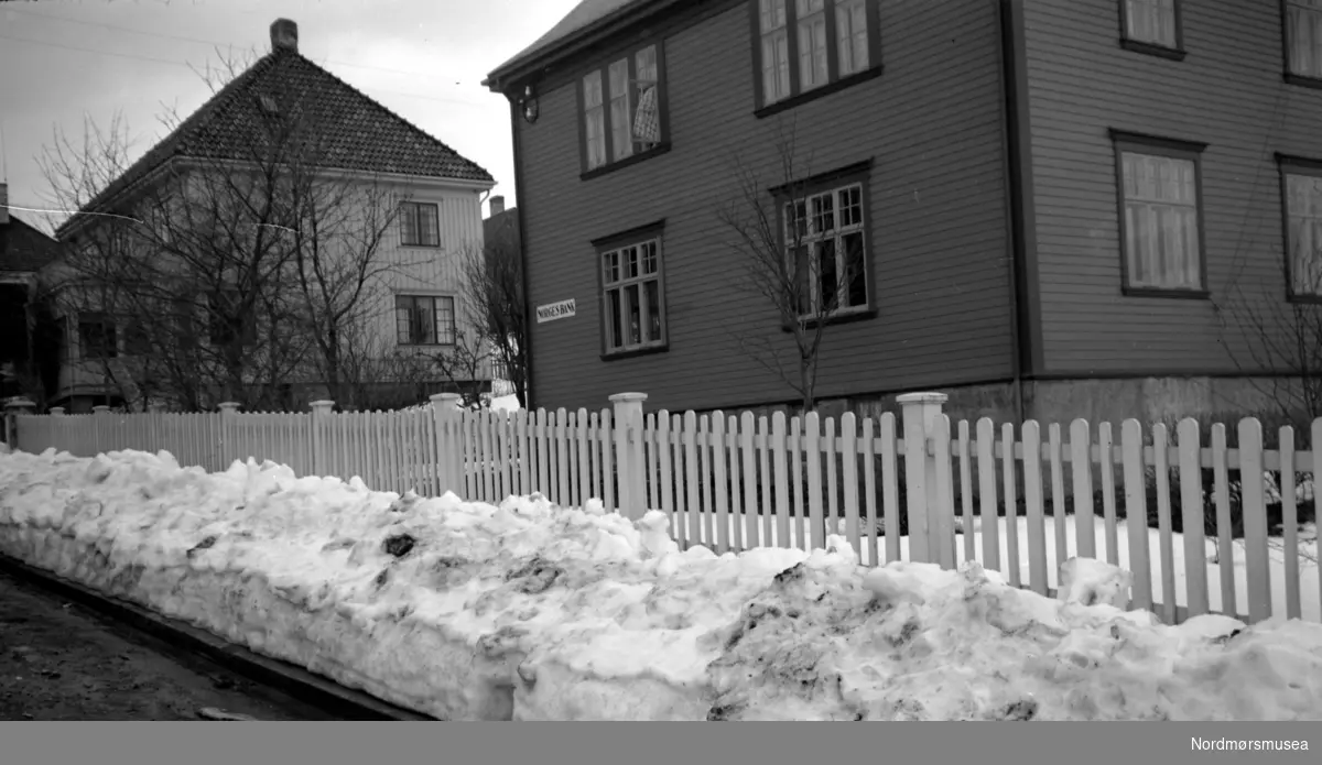 Norges Banks midlertidige lokale i 1941-1941, i Tollinspektør Flors gate. Kontorsjef Rasmussens villa (April 1941) fikk montert stalig pengehvelv i kjelleren. Bilde er datert April 1941.