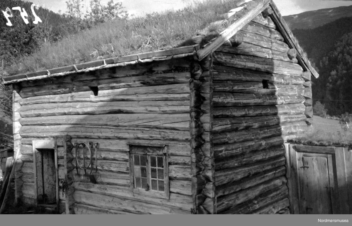 Et bilde av en gammel stall på Jenstad gård i Sunndal kommune. Stallen ...