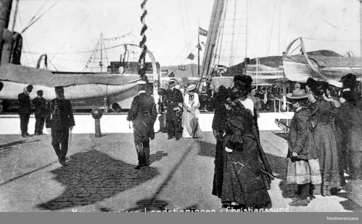kong-haakon-vii-og-dronning-maud-stiger-i-land-p-piren-under