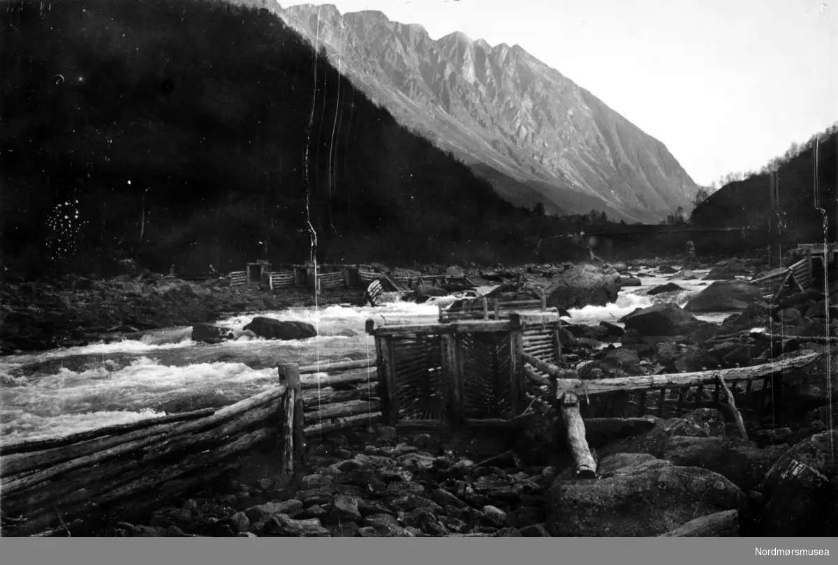 Foto av ei Laksteine i Driva elv i Sunndal kommune. Bildet er av ukjent datering. Fra Nordmøre Museums fotosamlinger. 
